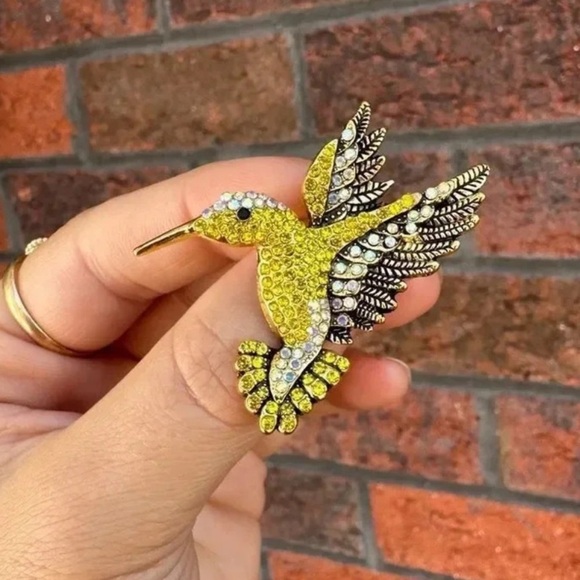 Hummingbird Gold Crystal Pin Brooch - Picture 3 of 5